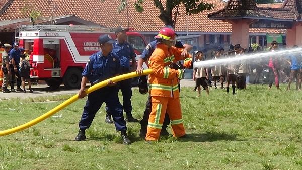 MTs NEGERI PREMBUN MELAKUKAN SIMULASI PEMADAM KEBAKARAN 