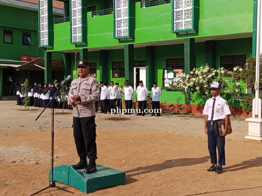 Kapolres Kebumen Lakukan Pembinaan  di MTsN 7 saat Upacara Bendera 