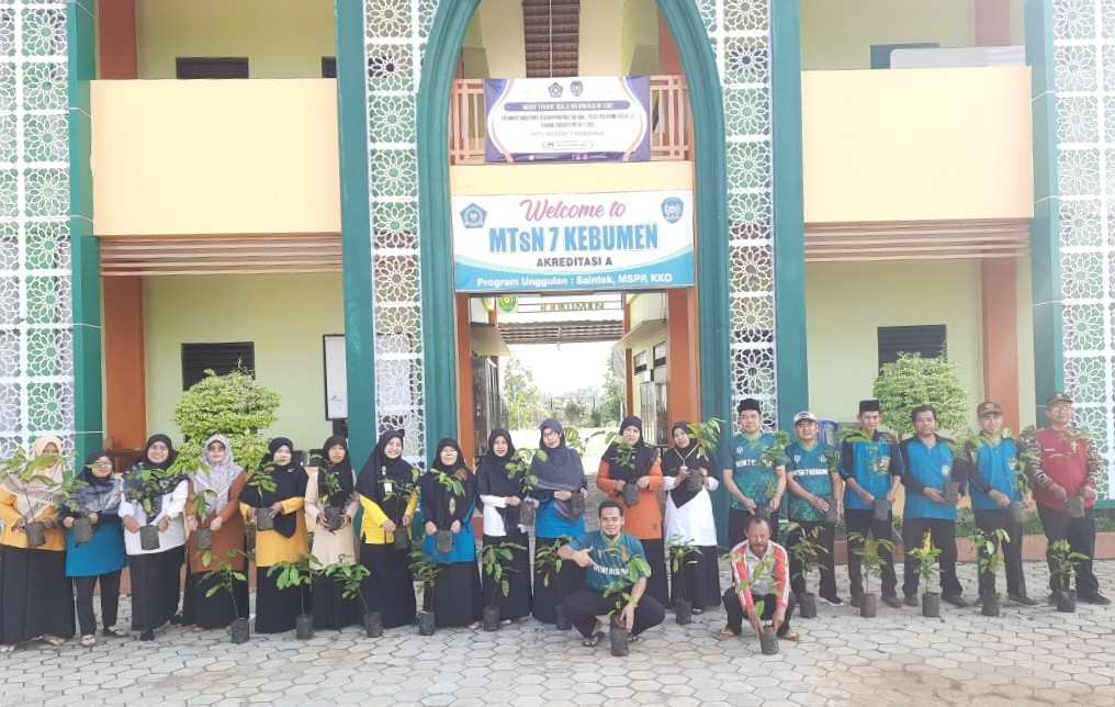 MTsN 7 Kebumen Sukseskan Gerakan Penanaman 1 Juta Pohon Matoa