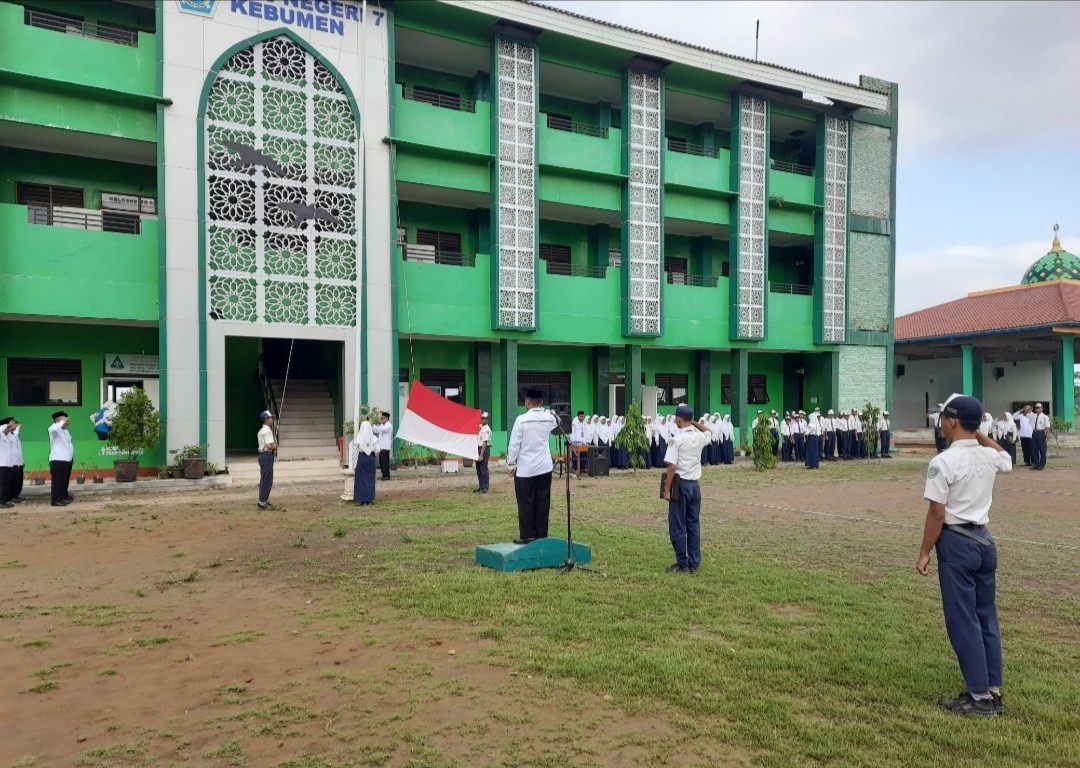 Upacara Peringatan Hari Sumpah Pemuda di MTsN 7 Kebumen