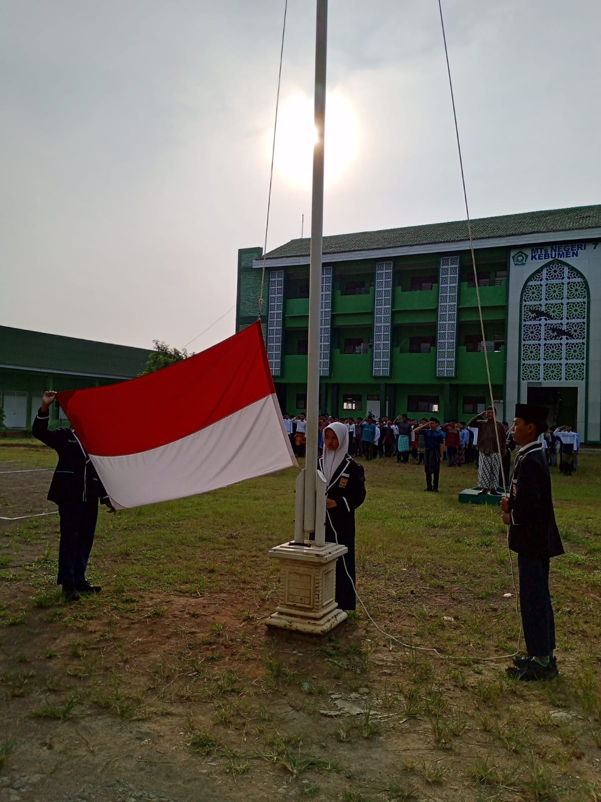 MTsN 7 Kebumen Peringati Hardiknas dengan Upacara Bendera