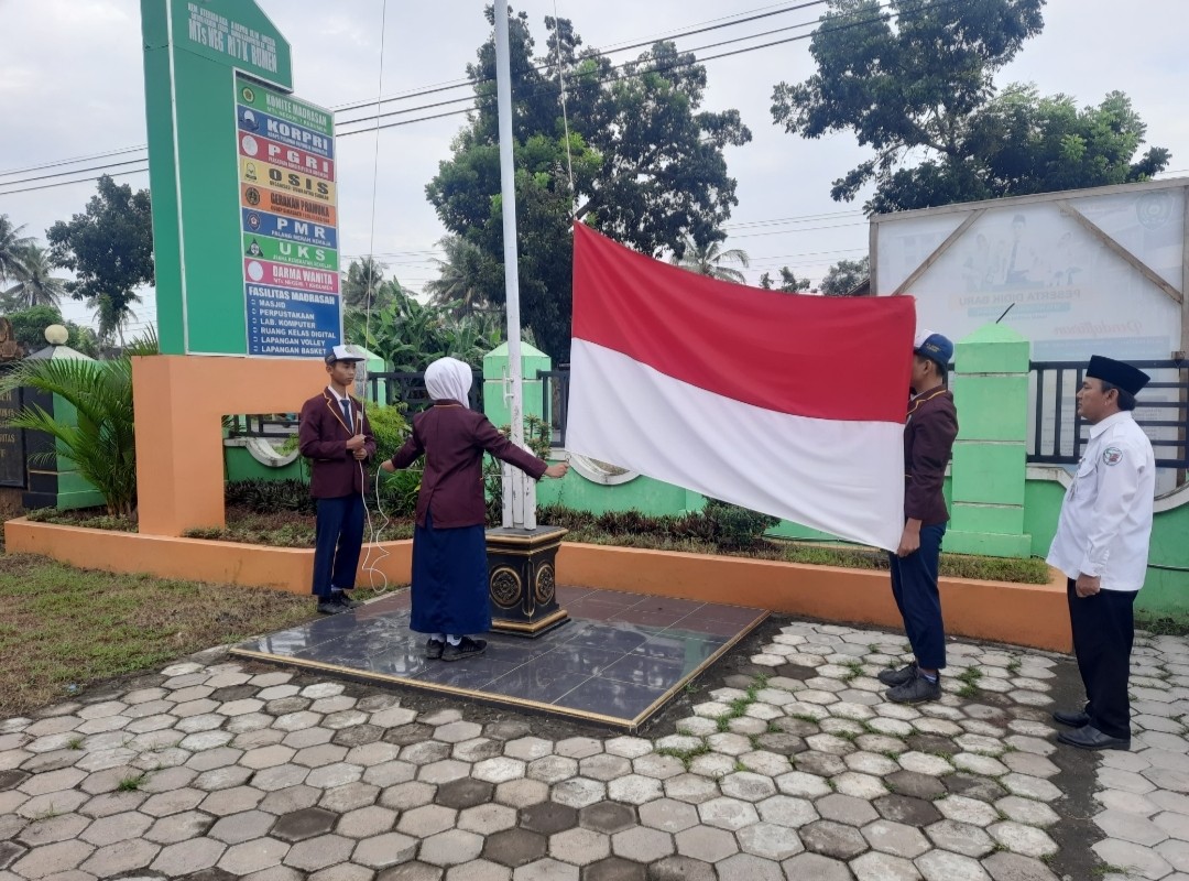Peringati Harkitnas ke-117, MTsN 7 Kebumen Gelar Upacara Bendera