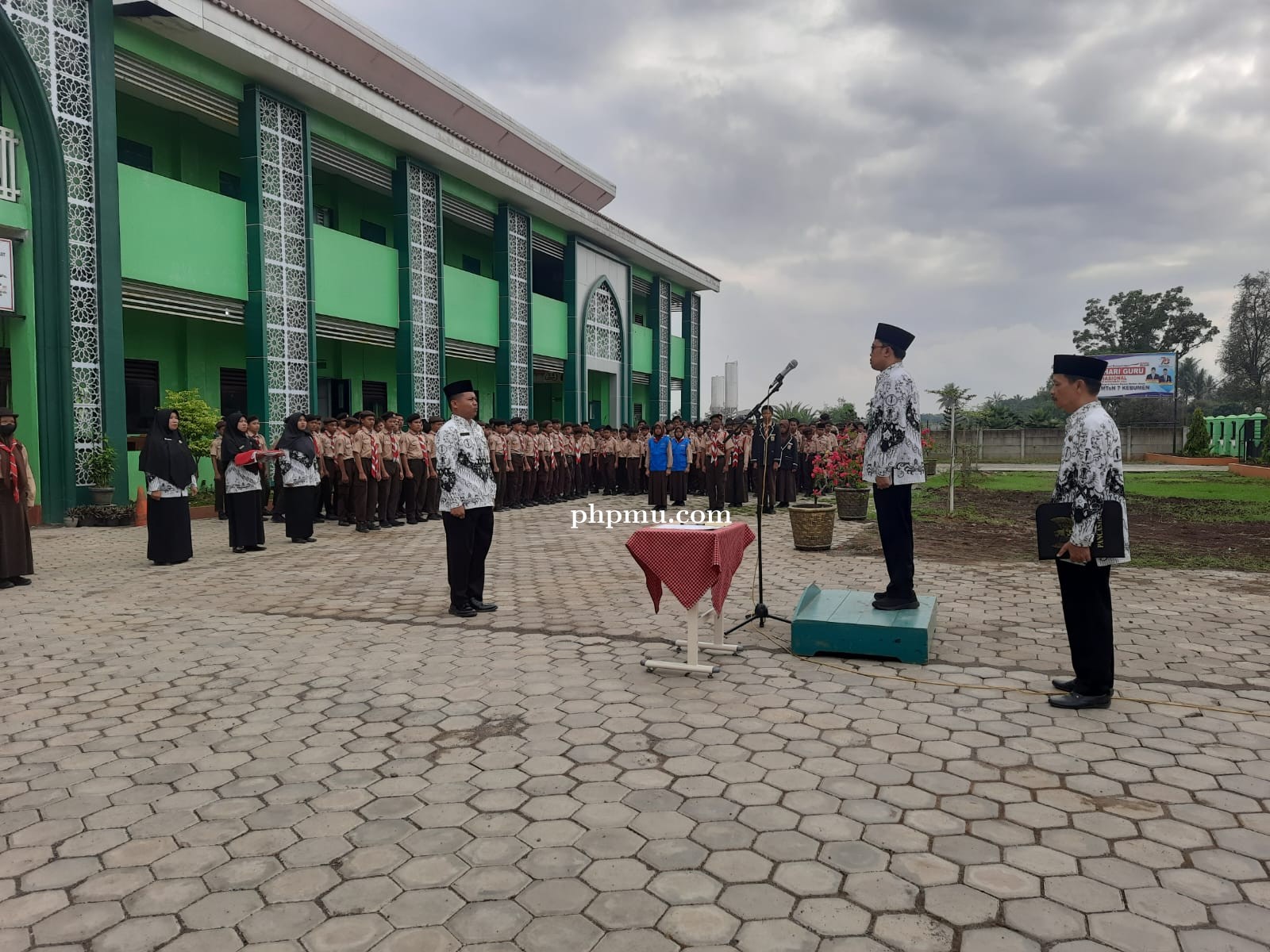 Peringati Hari Guru Nasional, MTsN 7 Kebumen Adakan Upacara Bendera